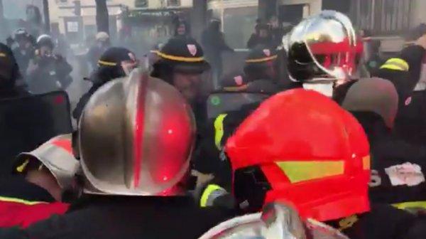 Paris'te itfaiye ile polisin çatışması