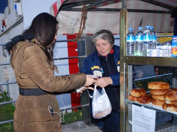 Bir günlük gelirini deprem için bağışlayan 'simitçi abla'