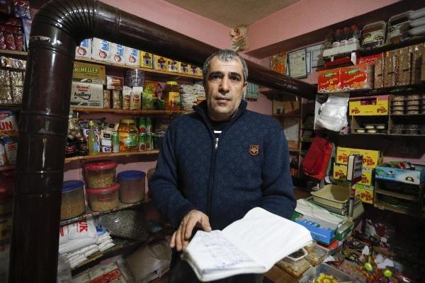 'Robin Hood' deprem bölgesinde para dağıttı