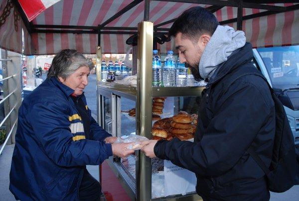 Bir günlük gelirini deprem için bağışlayan 'simitçi abla'