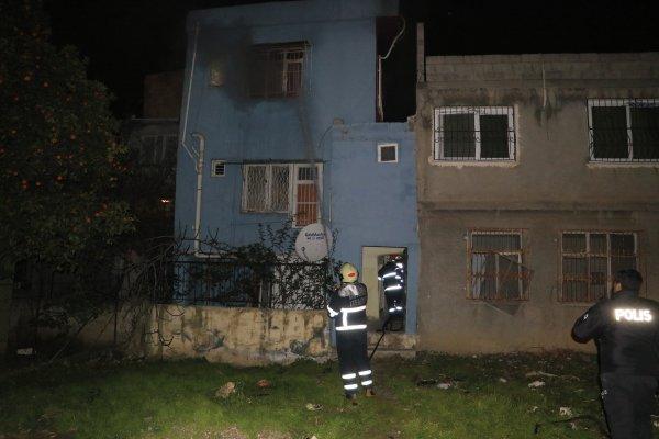 Adana'da bir kişi evini ateşe verdi