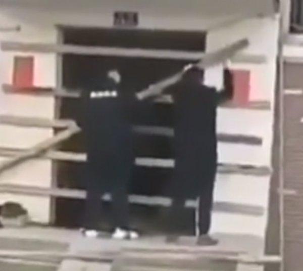 Çin'de koronavirüs nedeniyle evlerin mühürlendiği iddiası