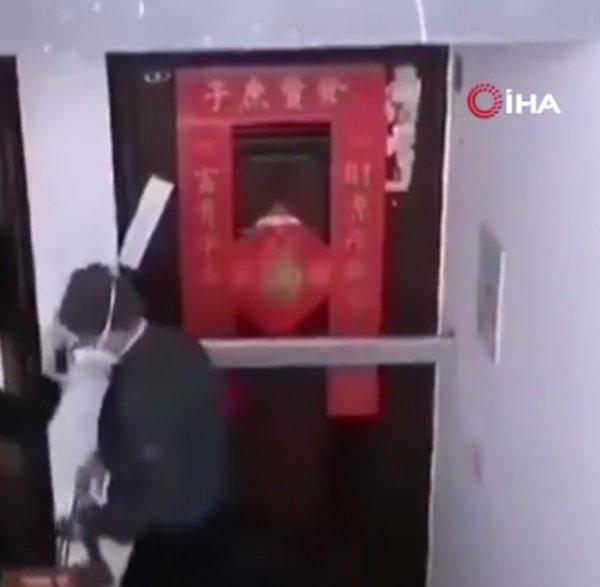 Çin'de koronavirüs nedeniyle evlerin mühürlendiği iddiası