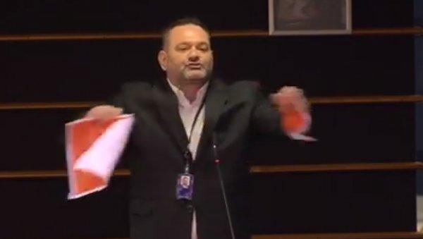 Yunan vekil, AP'de Türk bayrağını yırttı