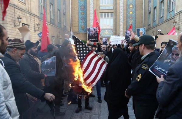 İran fabrikaları protestoculara özel ABD bayrağı üretiyor