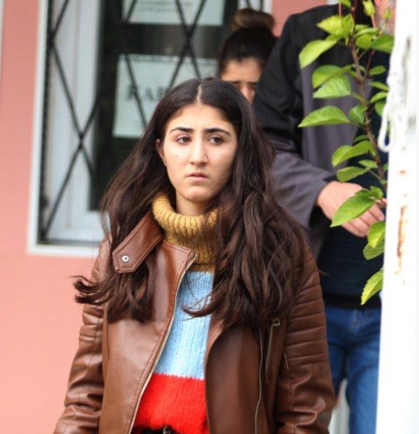 Lise öğrencisinin çantasını kapıp, kaçtı