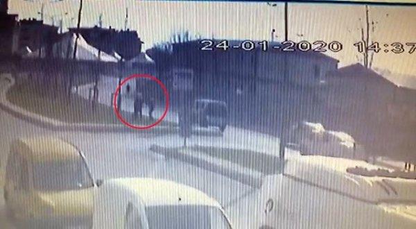 Bıçaklı şahsın polise saldırdığı anlar kamerada