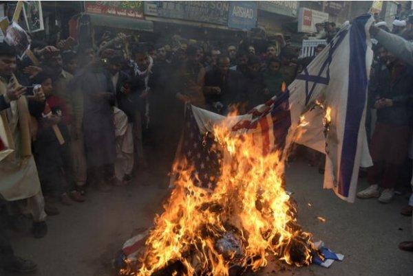 İran fabrikaları protestoculara özel ABD bayrağı üretiyor