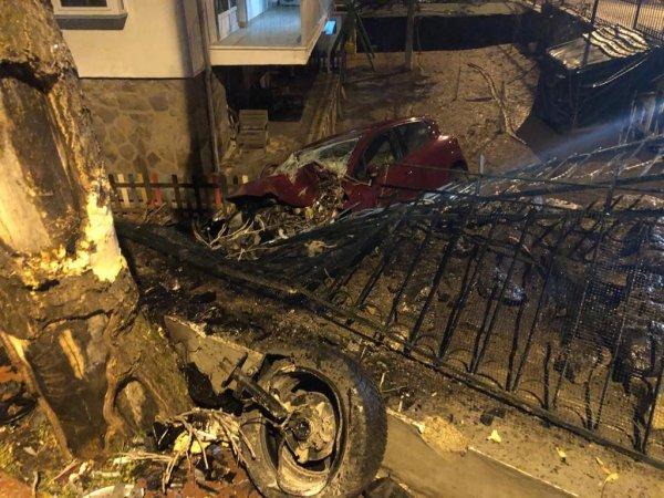 Ankara'da virajı alamayan alkollü sürücü bahçeye uçtu