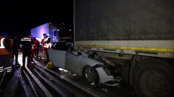 Uşak'ta tıra arkadan çarpan araçtaki 2 kişi öldü