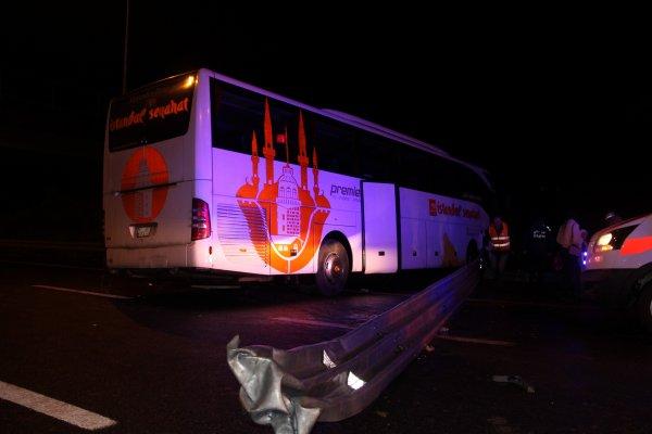 Düzce'de yolcu otobüsü bariyerlere çarparak yoldan çıktı