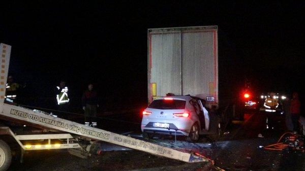 Uşak'ta tıra arkadan çarpan araçtaki 2 kişi öldü