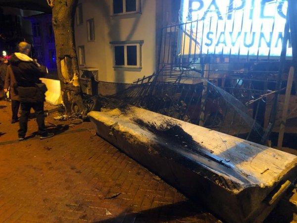 Ankara'da virajı alamayan alkollü sürücü bahçeye uçtu