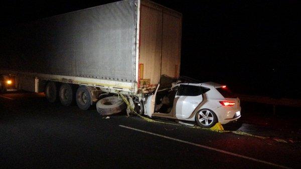 Uşak'ta tıra arkadan çarpan araçtaki 2 kişi öldü