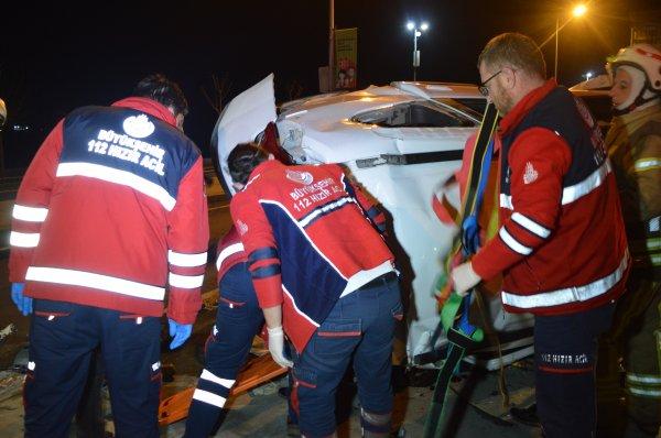 İstanbul'da 3 aracın karıştığı kazada 6 kişi yaralandı