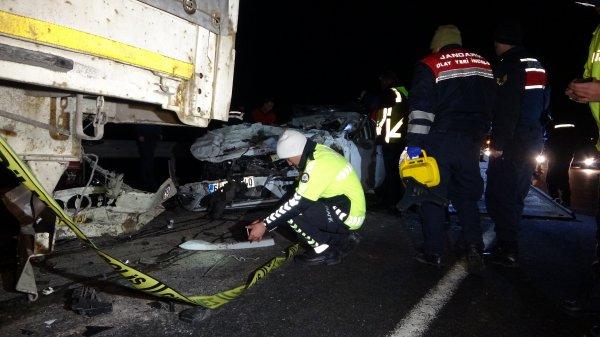 Uşak'ta tıra arkadan çarpan araçtaki 2 kişi öldü