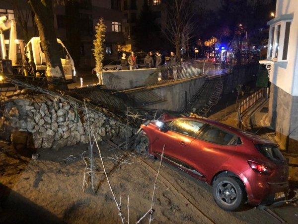 Ankara'da virajı alamayan alkollü sürücü bahçeye uçtu
