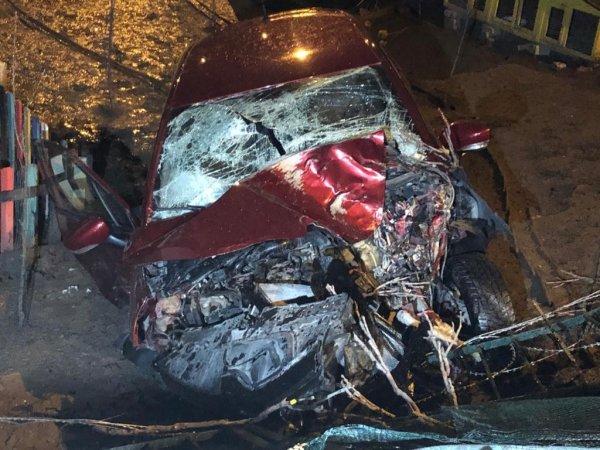 Ankara'da virajı alamayan alkollü sürücü bahçeye uçtu