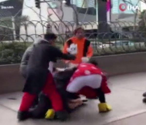 Minnie Mouse, güvenlik görevlisini dövdü