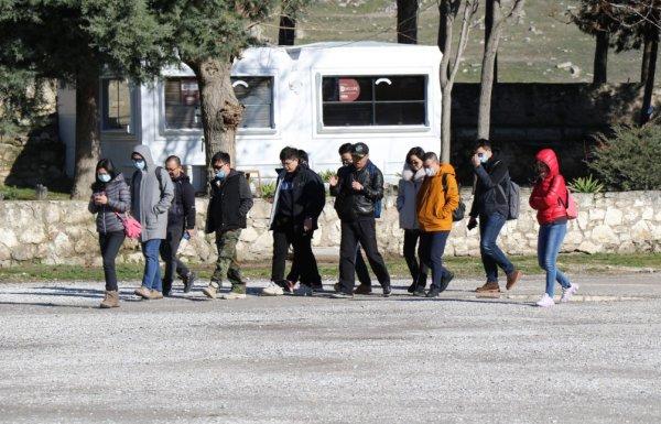 Çinli turistler Türkiye'de maskelere akın ediyor