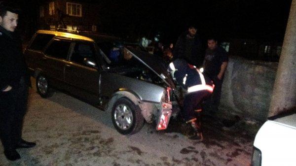 Düzce'de direksiyonu kilitlenen otomobil direğe çarptı