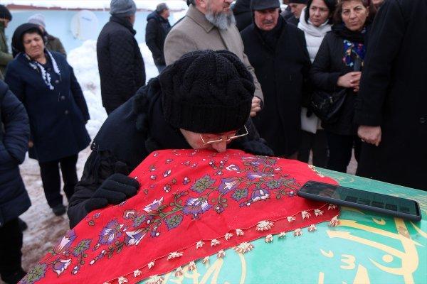 Aşık Veysel'in kızına, babasının türküsüyle veda