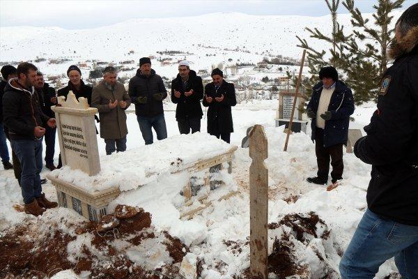 Aşık Veysel'in kızına, babasının türküsüyle veda