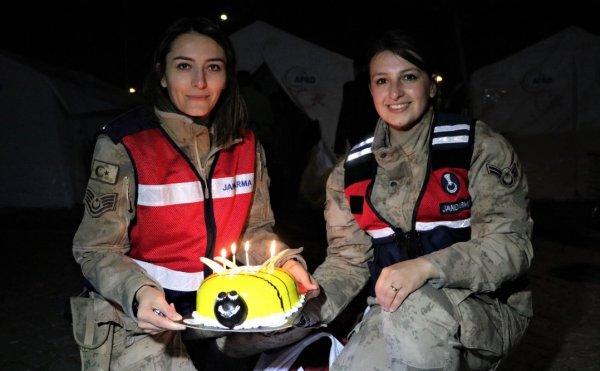 Depremzede çocuğa çadırda doğum günü