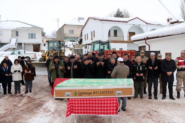 Aşık Veysel'in kızına, babasının türküsüyle veda