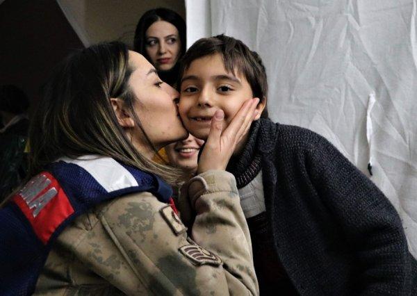 Depremzede çocuğa çadırda doğum günü