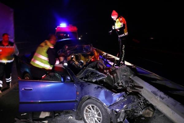 Kamyona ve bariyere çarpan sürücü hayatını kaybetti