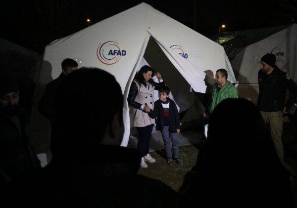Depremzede çocuğa çadırda doğum günü