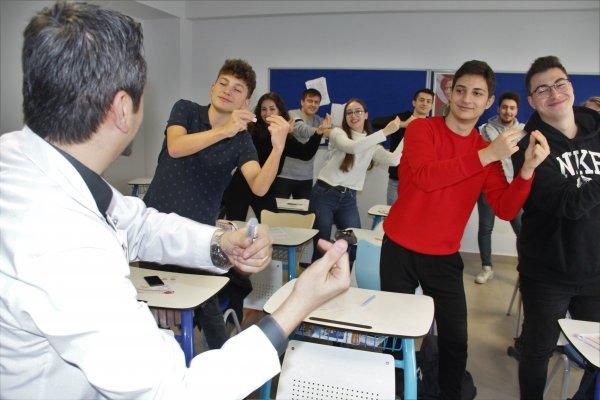 Geometri dersini müzikle sevdiren öğretmen