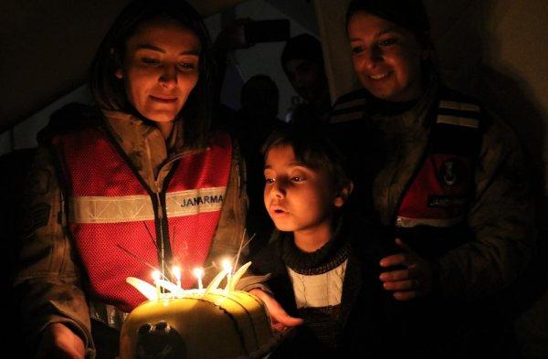 Depremzede çocuğa çadırda doğum günü