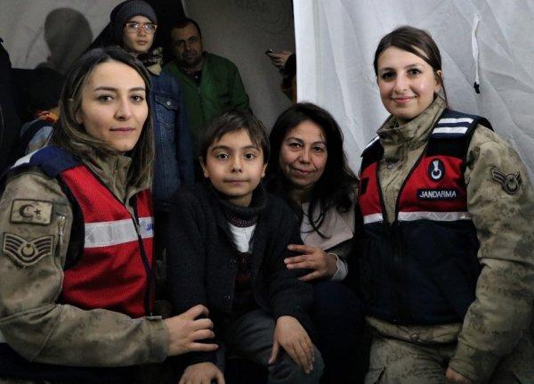 Depremzede çocuğa çadırda doğum günü