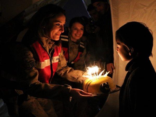 Depremzede çocuğa çadırda doğum günü