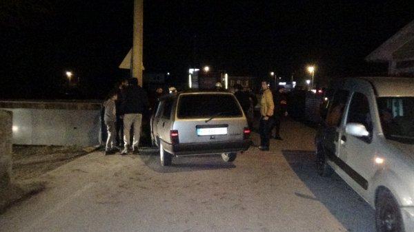 Düzce'de direksiyonu kilitlenen otomobil direğe çarptı