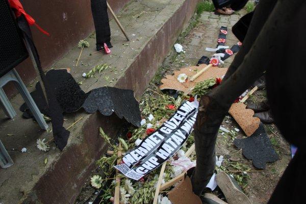 Şehit cenazesinde CHP çelenkleri parçalandı