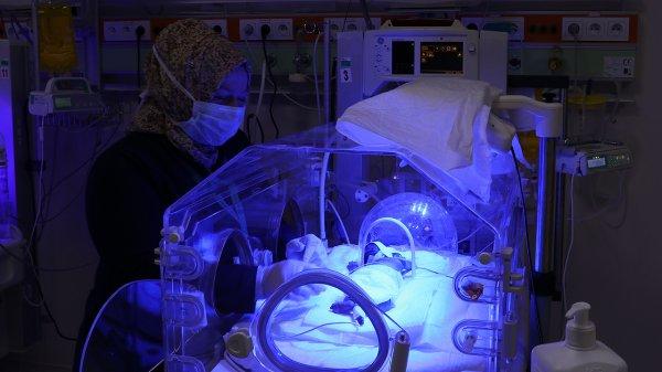 Bebeğini kaybettiği tıp merkezinde 'gönüllü anne' oldu