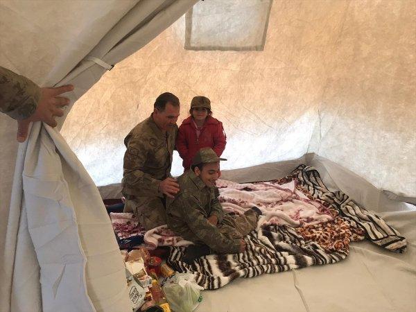 Jandarmadan engelli depremzedeye sürpriz