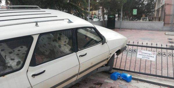 Direksiyon başında kalp krizi geçirince 3 araca çarptı