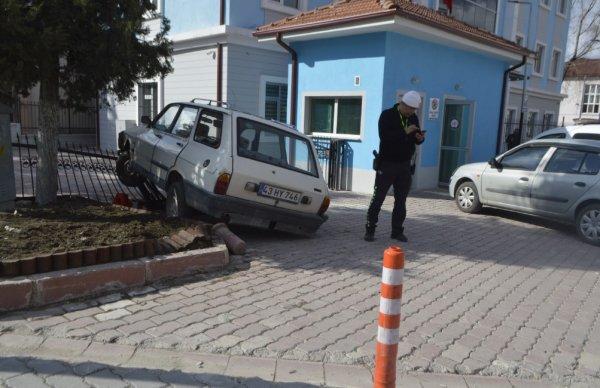 Direksiyon başında kalp krizi geçirince 3 araca çarptı