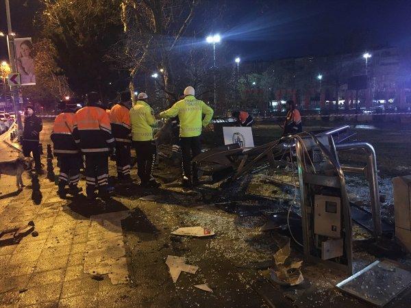 Kartal'da özel halk otobüsü durağa daldı: 5 yaralı