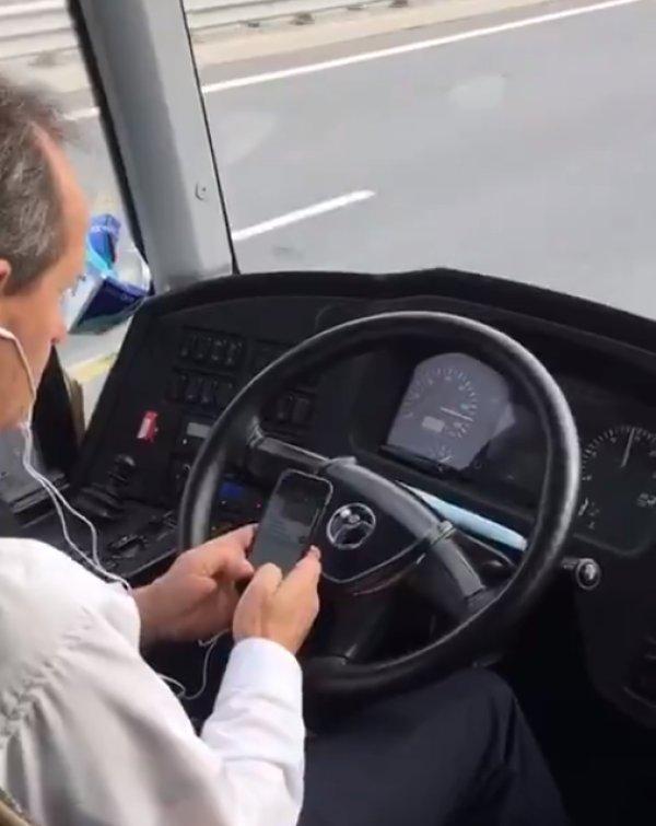 Yolcu taşıyan şoför, direksiyon başında telefonla oynadı