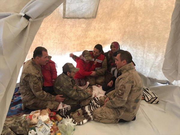 Jandarmadan engelli depremzedeye sürpriz