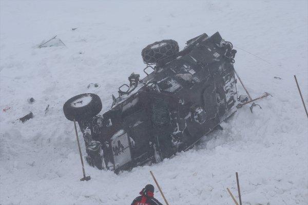 Van'daki çığ sonrası yürek yakan fotoğraf