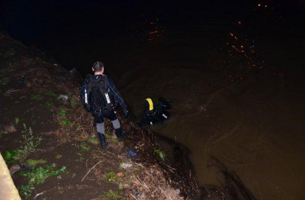 Irmağa atlayan kızının peşinden gitti