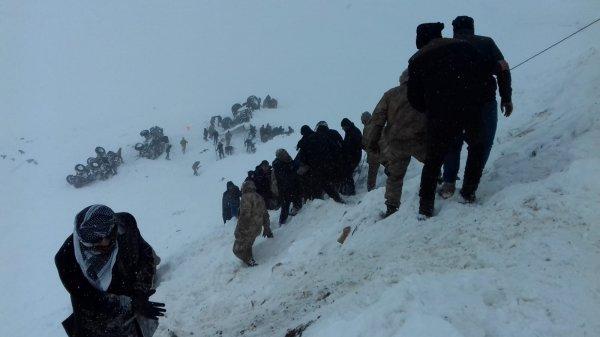 Çığ altında kalan 2 kişiyi arayan ekibin üzerine çığ düştü