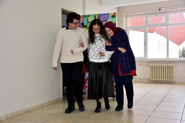 Buket Öğretmen'in protez bacakla ilk adım heyecanı