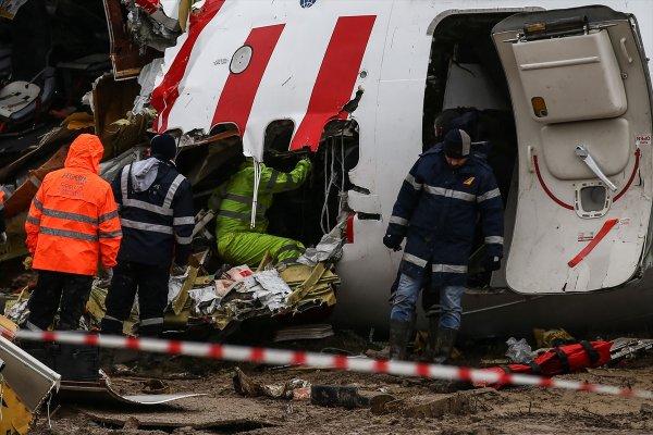 Pistten çıkan uçağın enkazı parçalanarak kaldırılacak